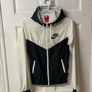Nike Windrunner light hooded three season windbreaker jacket women’s size S